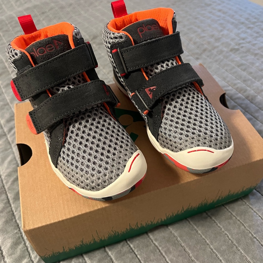 Youth Leo Voltage Grey Sneakers